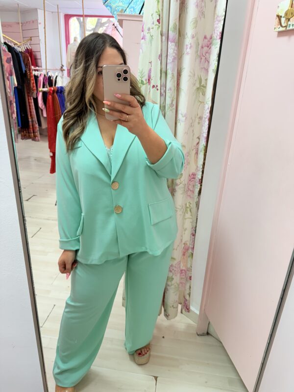 Traje chaqueta turquesa boton dorado - Imagen 4