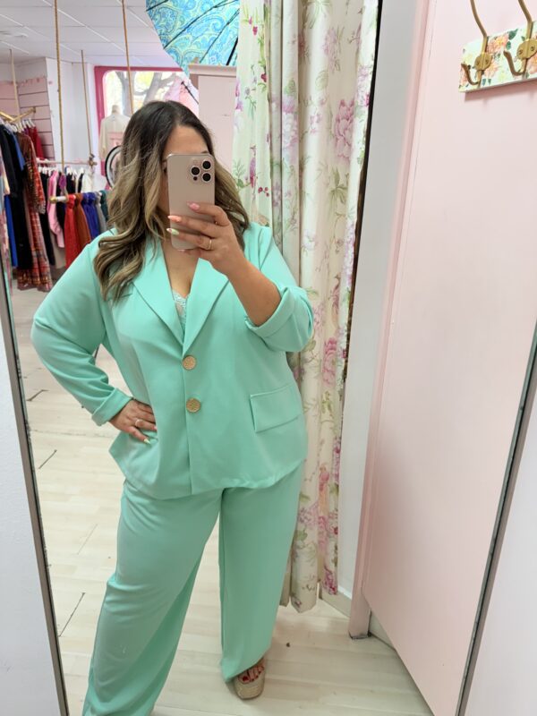 Traje chaqueta turquesa boton dorado - Imagen 2