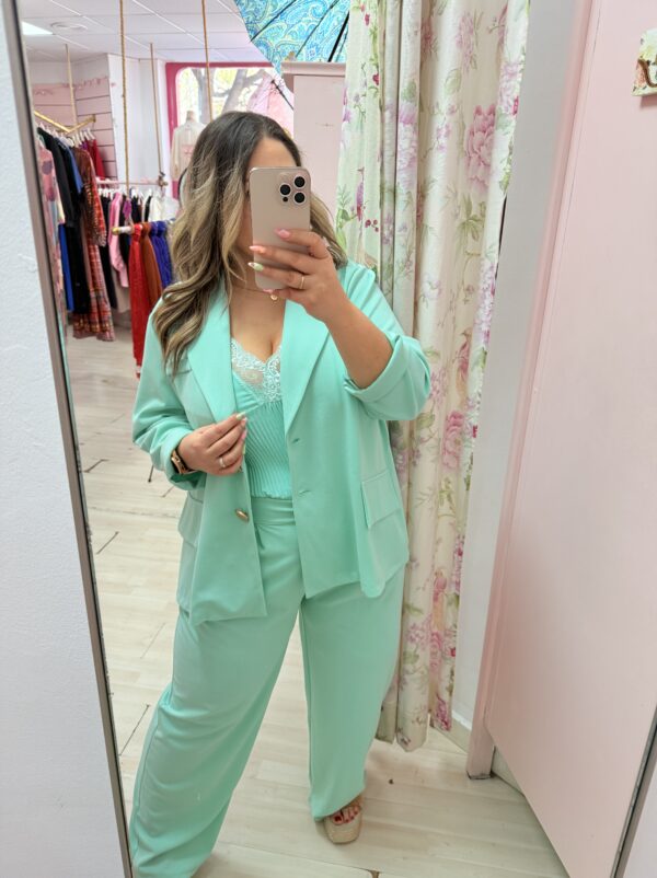 Traje chaqueta turquesa boton dorado - Imagen 3