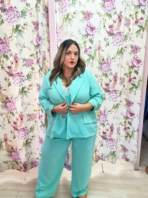Traje chaqueta turquesa boton dorado