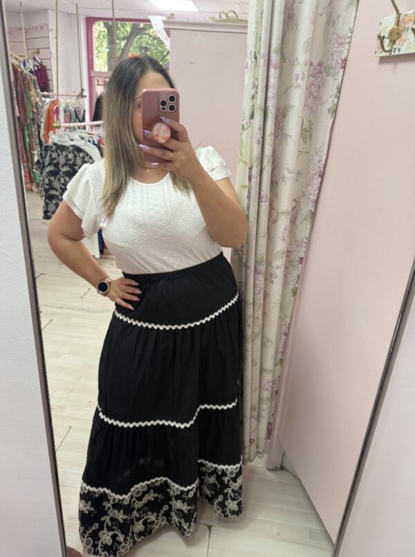 Falda tela bordada
