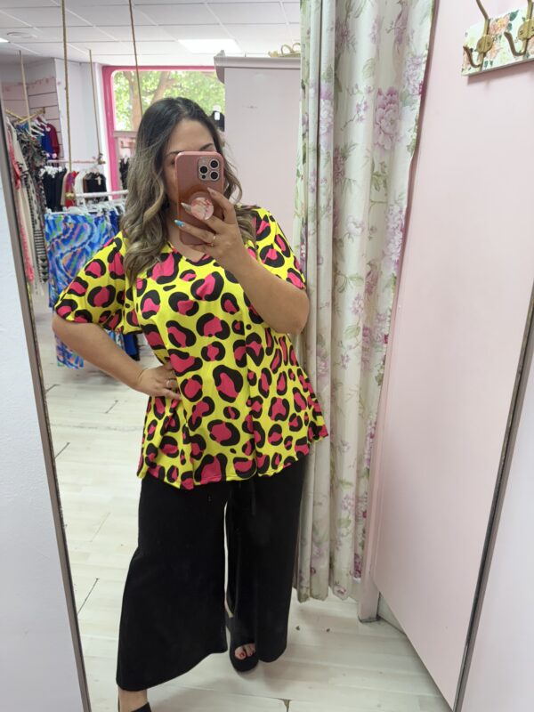Camiseta licra fria leopardo amarilla y rosa - Imagen 2