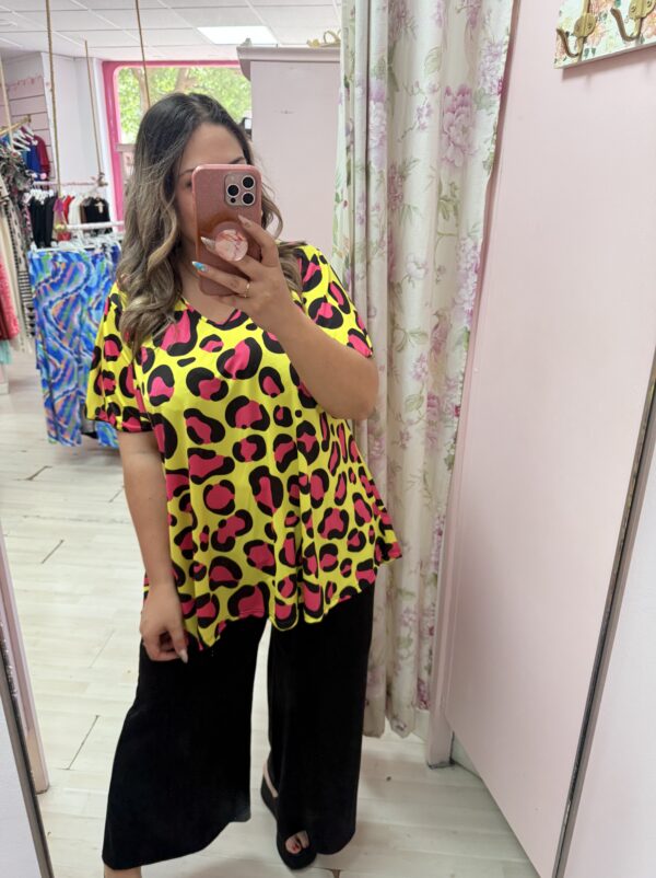 Camiseta licra fria leopardo amarilla y rosa