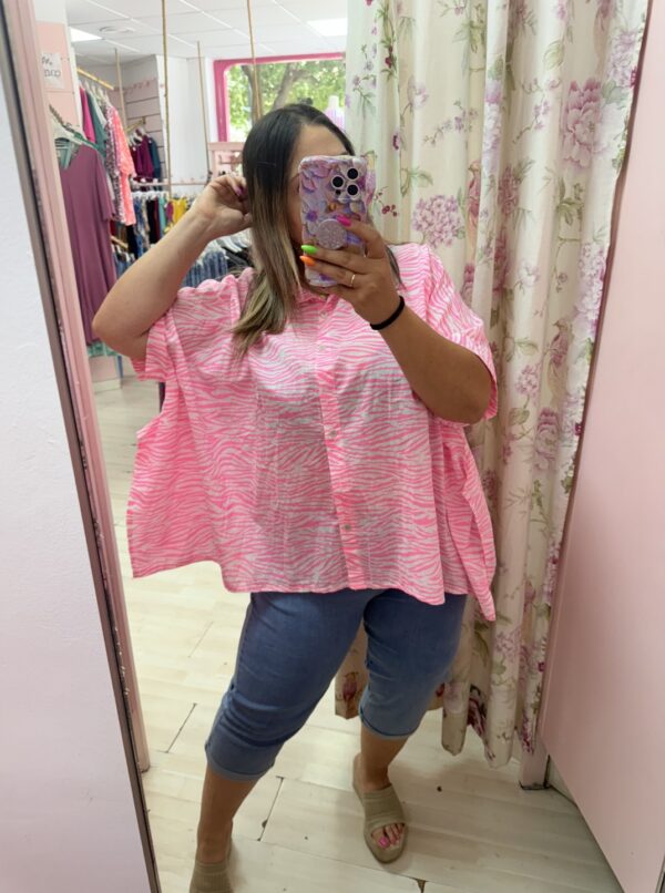 Blusa cebra fucsia oversize - Imagen 4