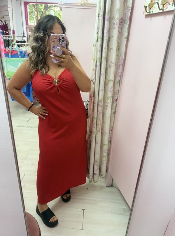 Vestido hebilla dorada entallado