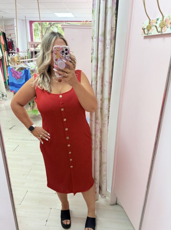 Vestido entallado botones tirantes