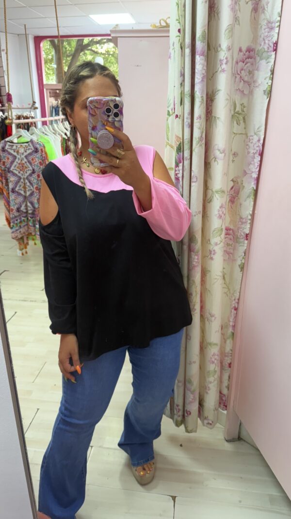 Camiseta hombros rosa y negra