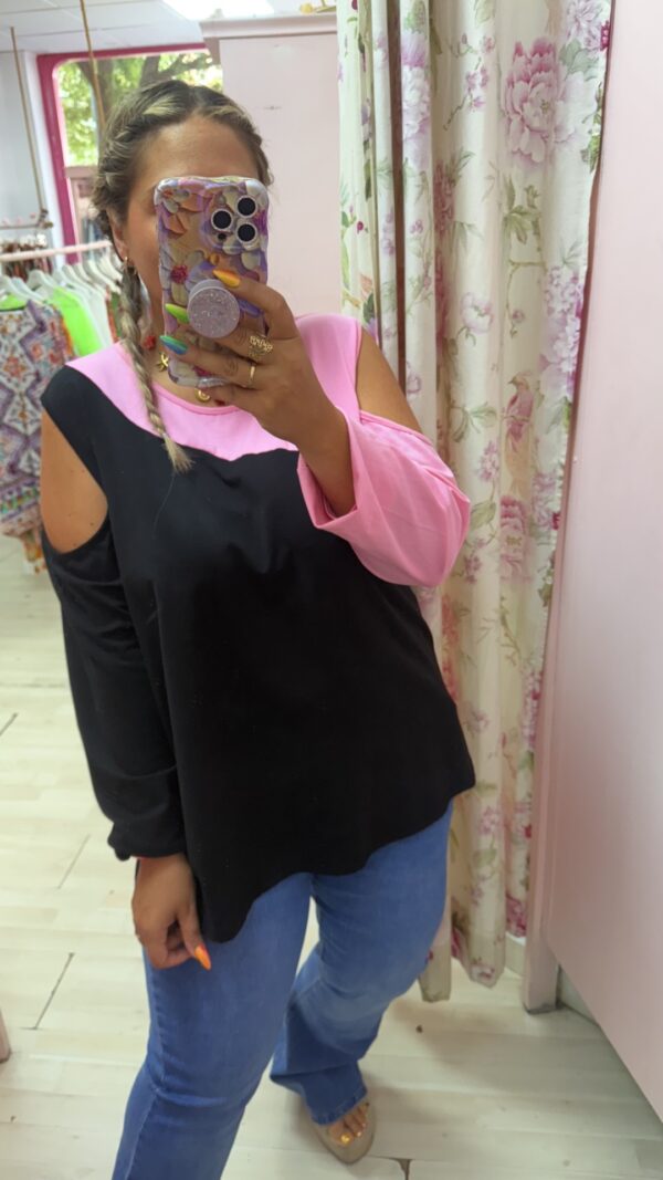 Camiseta hombros rosa y negra - Imagen 3