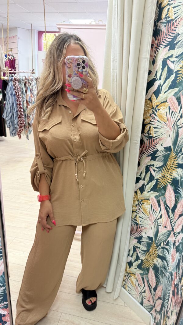 Conjunto tela bolsillos rizo cintura beige - Imagen 2