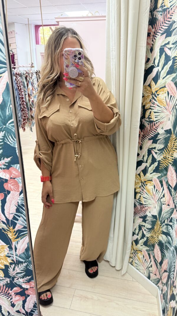 Conjunto tela bolsillos rizo cintura beige - Imagen 3
