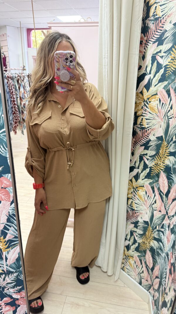 Conjunto tela bolsillos rizo cintura beige