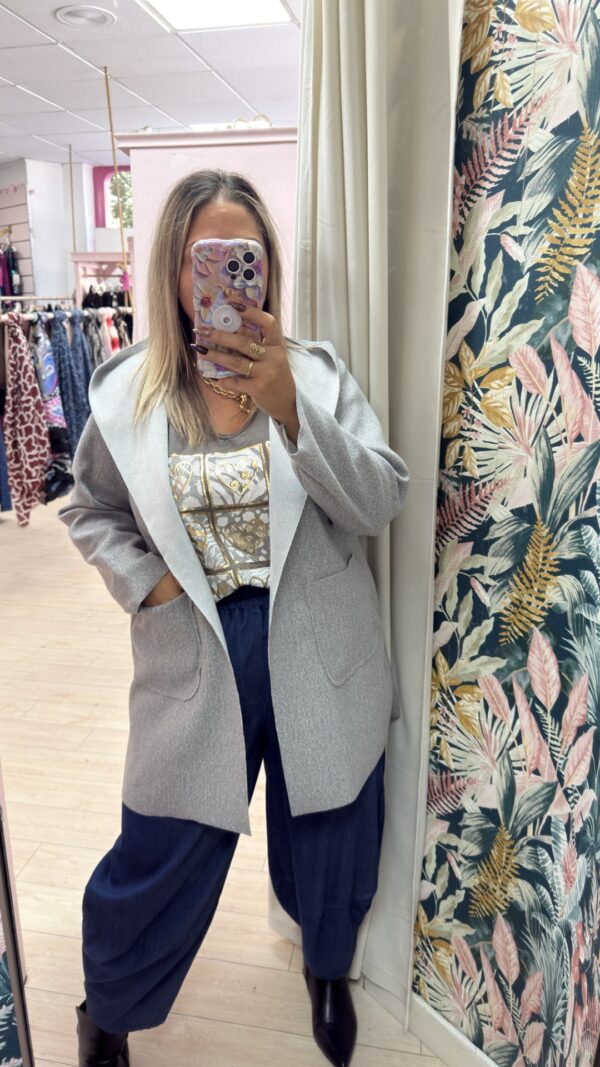 Chaqueta fina gris capucha
