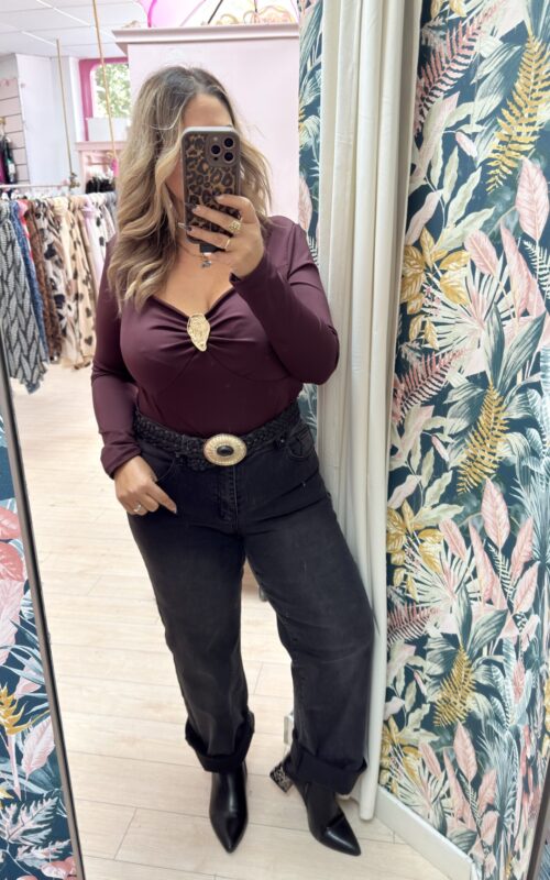 Camiseta entallada broche dorado