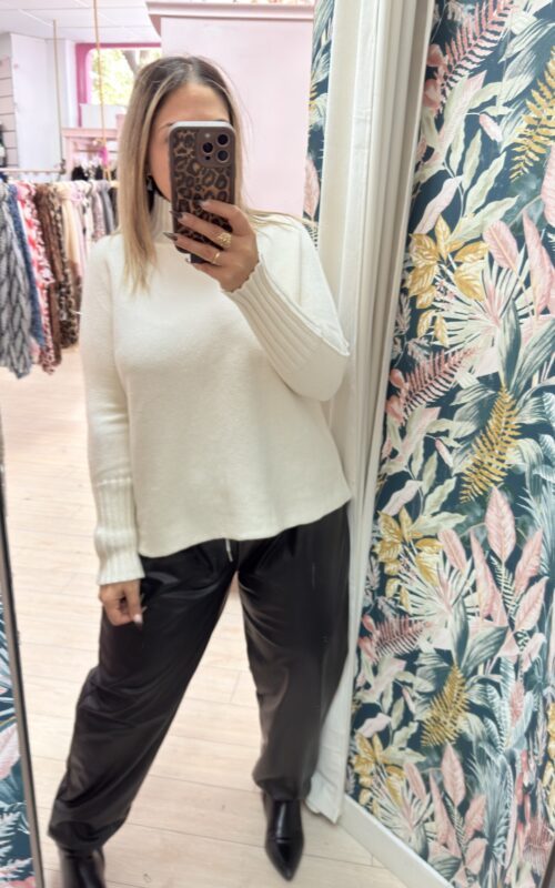 Jersey blanco roto cuello