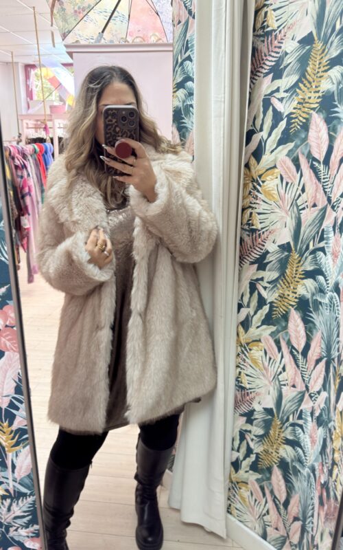 Abrigo pelo beige largo