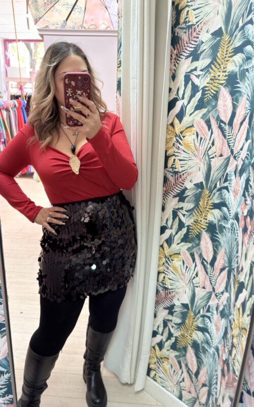 Camiseta broche dorado roja