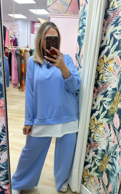 Sudadera azul bajo blanco