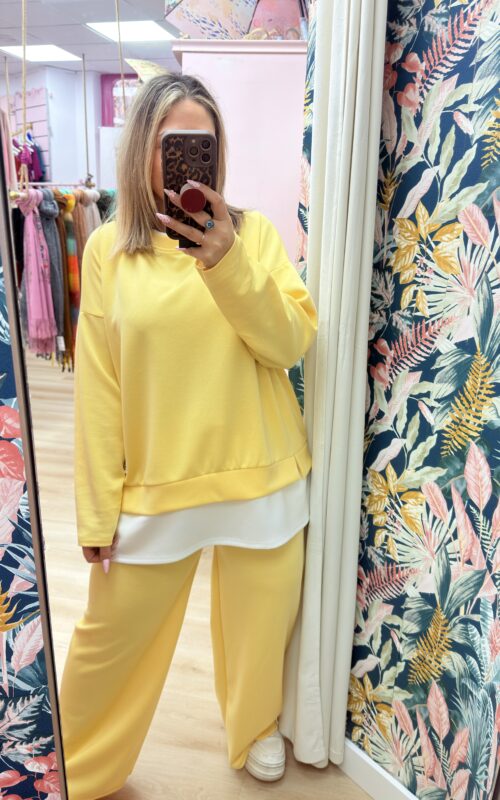 Sudadera amarilla bajo blanco