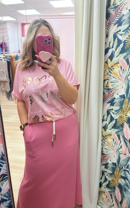 Camiseta manga corta corazones rosa