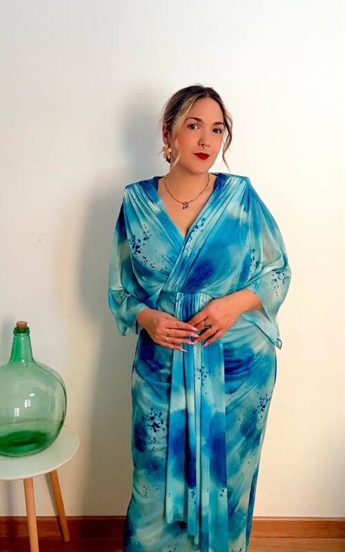 Vestido capa pedreria azul