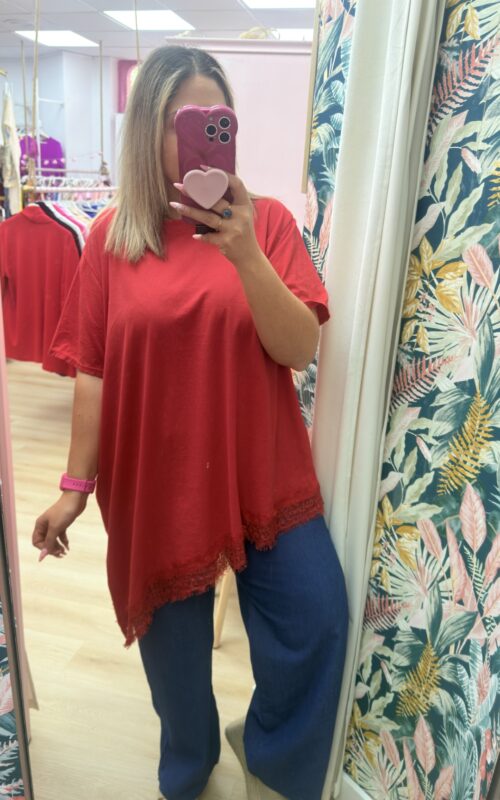 Camiseta asimetrica roja encaje