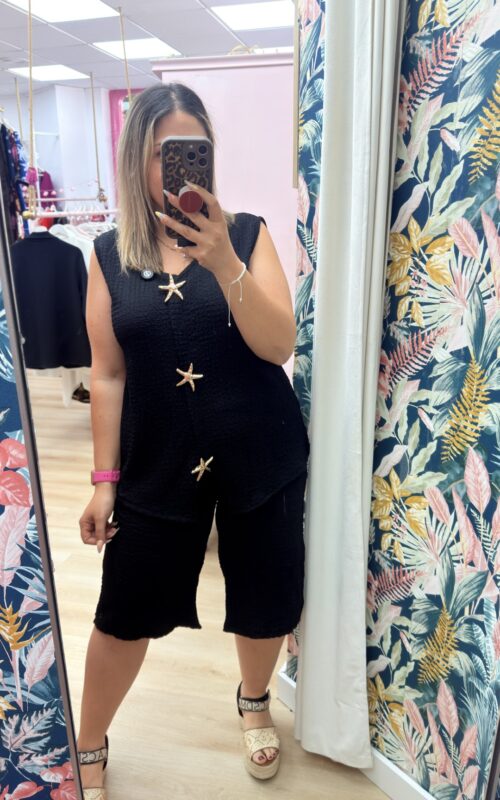 Conjunto camiseta y pantalon broche dorado