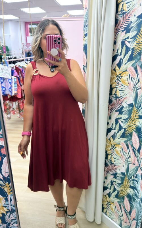 Vestido broche lateral granate